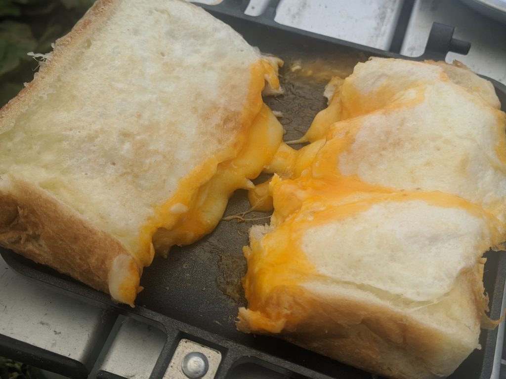 買ってよかったもの|CAPTAIN STAG(キャプテンスタッグ)のホットサンドメーカー(チーズがとろけても焦げ付かない)