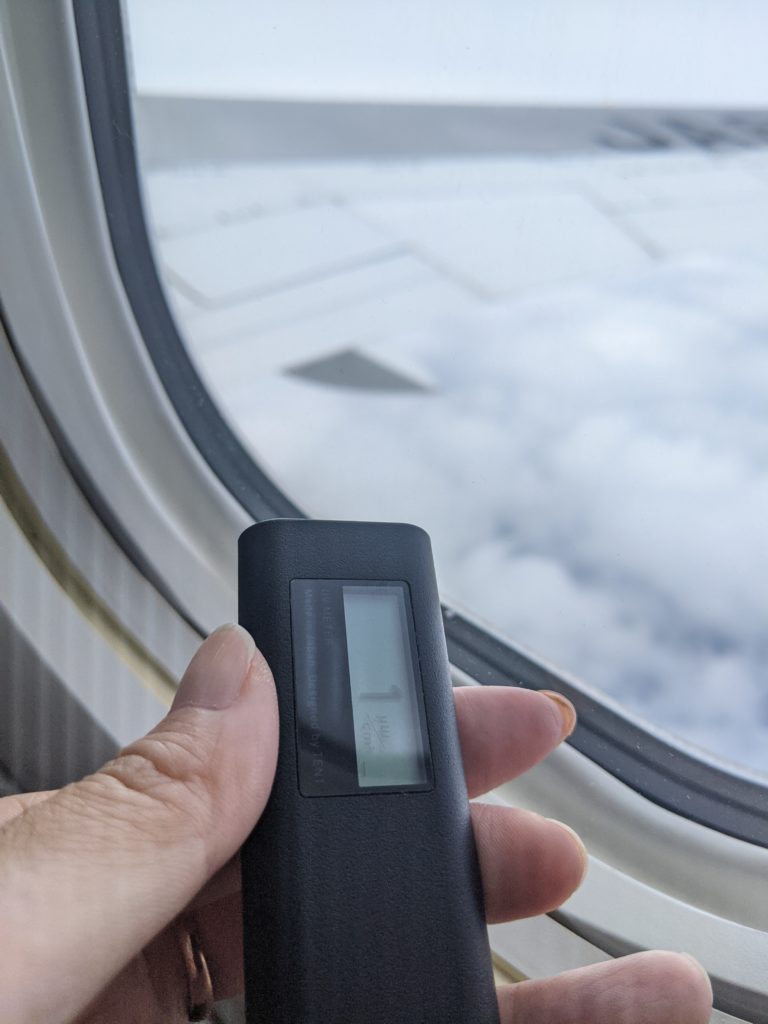飛行機の窓ガラスの紫外線量を計測